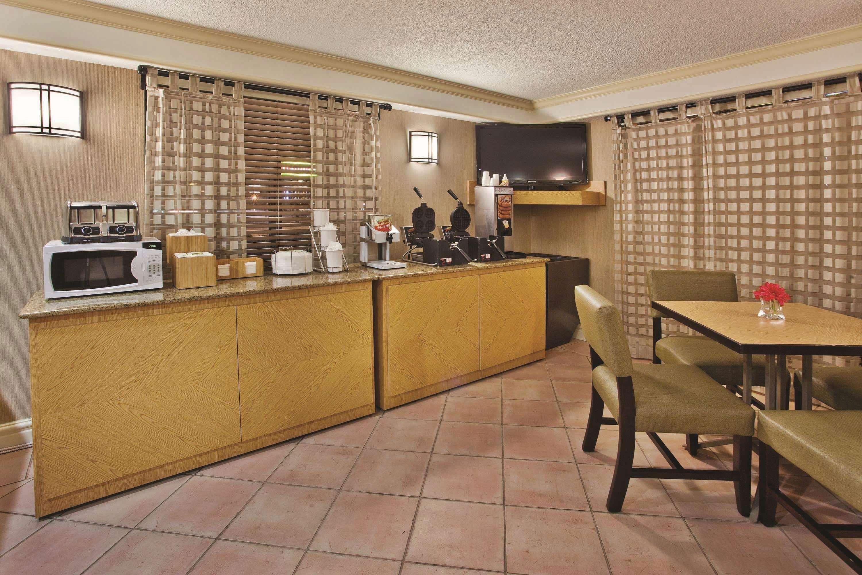 La Quinta Inn By Wyndham Savannah Midtown Exterior photo