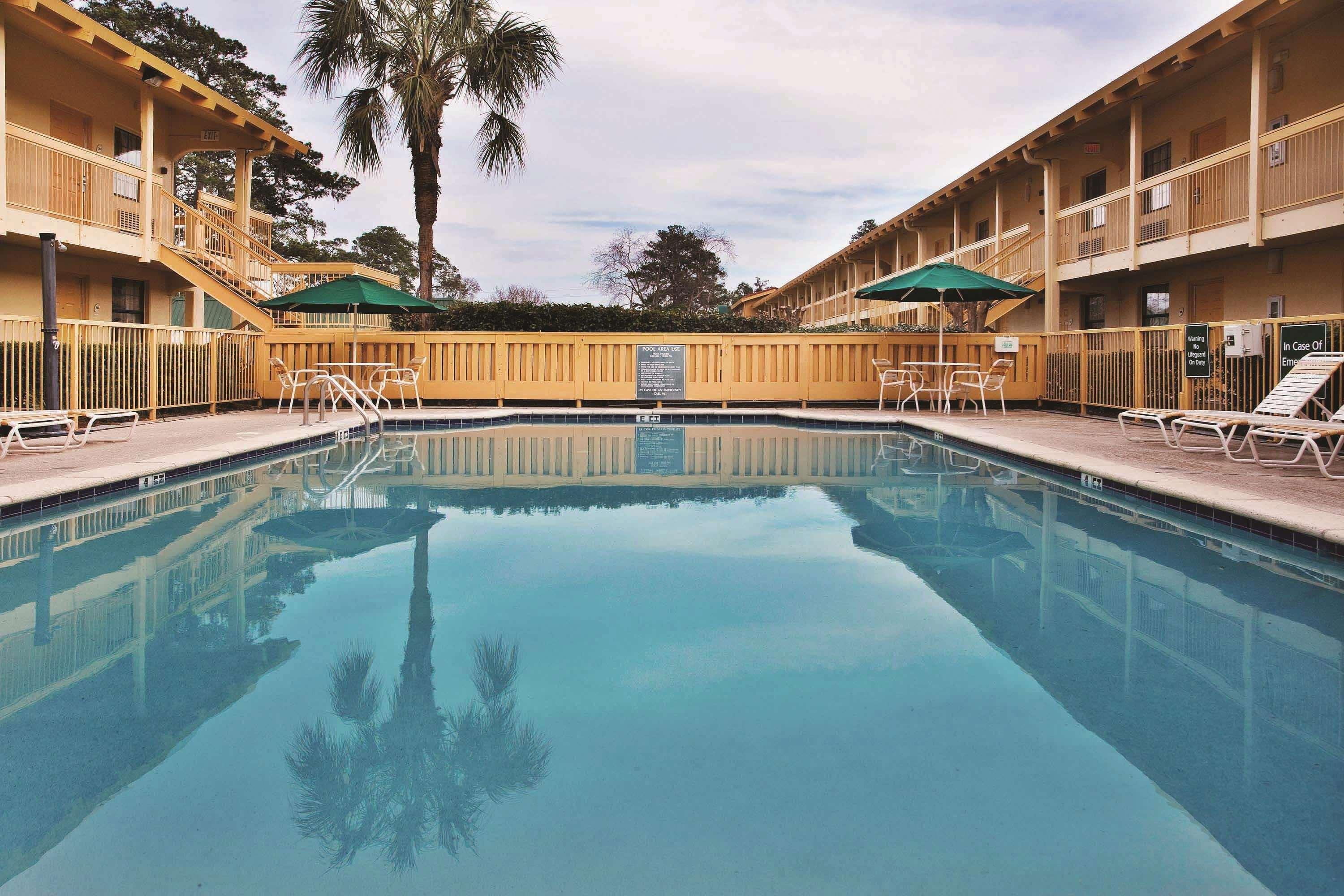 La Quinta Inn By Wyndham Savannah Midtown Exterior photo