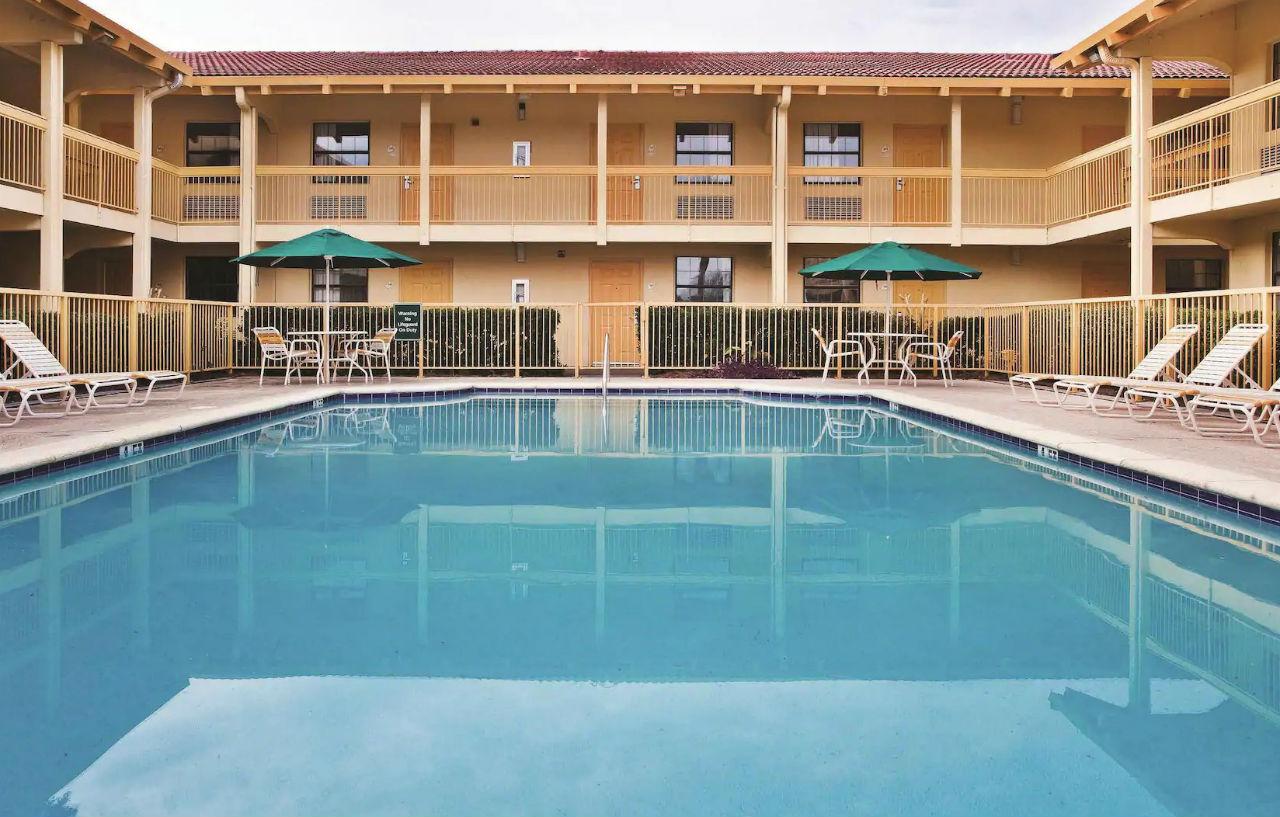 La Quinta Inn By Wyndham Savannah Midtown Exterior photo